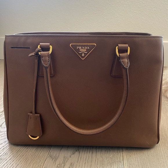 ❌SOLD ❌ Prada Saffiano Lux Medium Bag - Picture 2 of 8